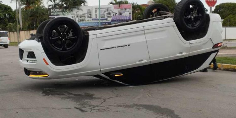 Aparatosa volcadura entre combi y vehículo particular causa caos vial en Chetumal