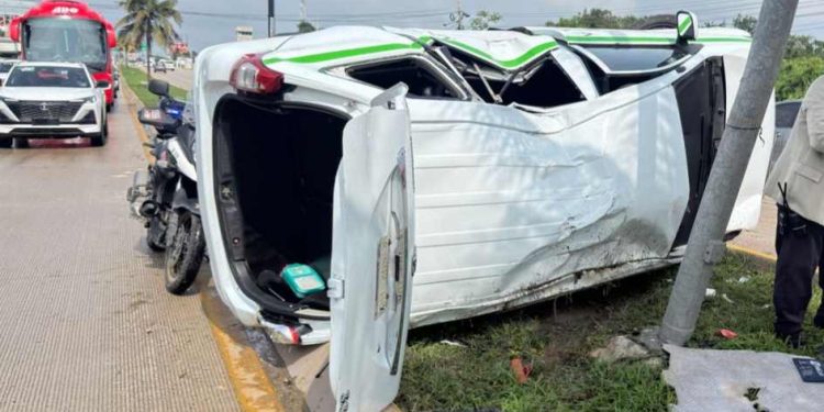 Volcadura de van turística en Cancún deja solo golpes menores