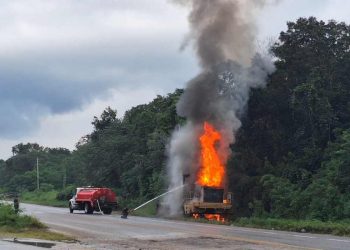 Maquinaria pesada se incendia en el tramo Felipe Carrillo Puerto–Tulum