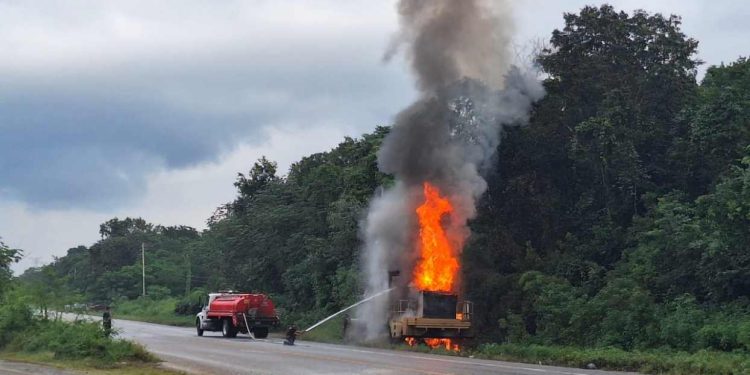 Maquinaria pesada se incendia en el tramo Felipe Carrillo Puerto–Tulum