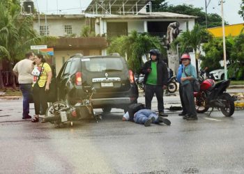 Motociclista resulta lesionado tras choque con automóvil en la capital de Quintana Roo