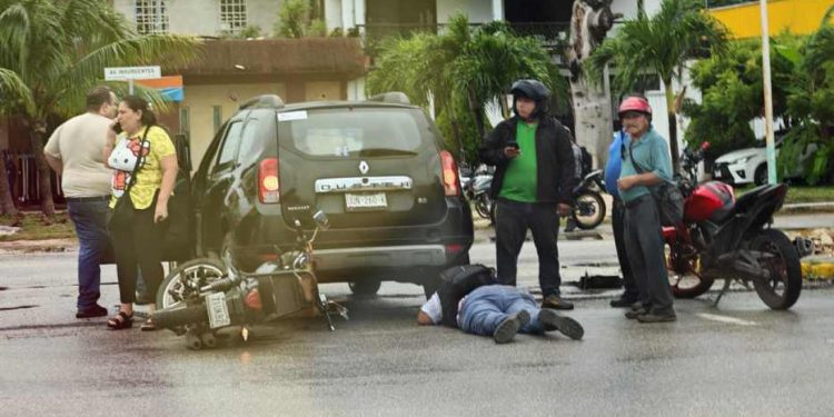 Motociclista resulta lesionado tras choque con automóvil en la capital de Quintana Roo