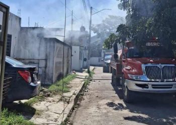 Bomberos controlan voraz incendio en vivienda de la colonia Payo Obispo