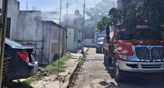 Bomberos controlan voraz incendio en vivienda de la colonia Payo Obispo