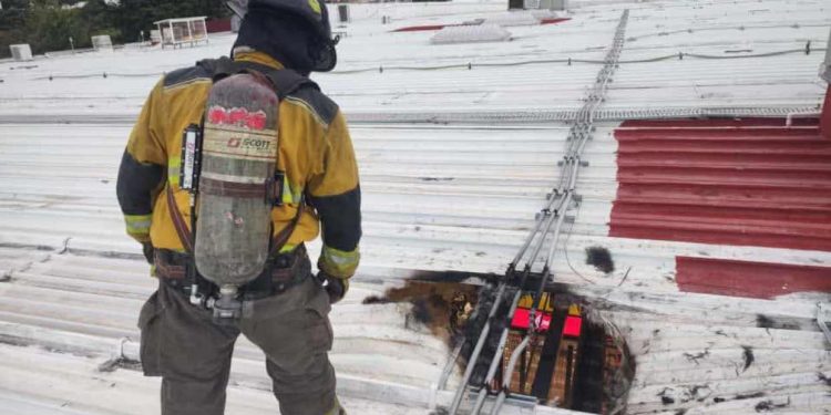 Conato de incendio genera movilización en Chedraui Kabah