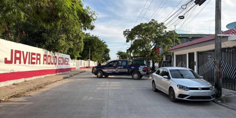 Ejecutan a dos hombres frente a secundaria en la Región 228 de Cancún