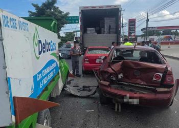 Aparatosa carambola vehicular en avenida José López Portillo involucra a camioneta de Deltagas y varios vehículos