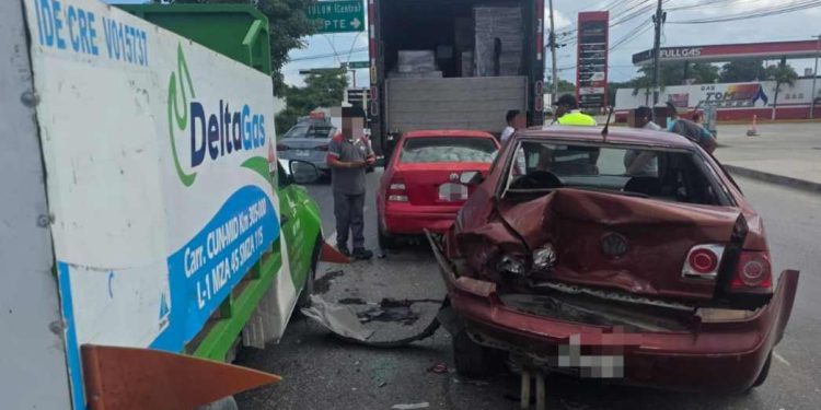 Aparatosa carambola vehicular en avenida José López Portillo involucra a camioneta de Deltagas y varios vehículos