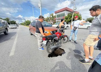 Motociclista resulta lesionado tras provocar choque en avenida Constituyentes