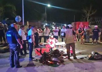 Dos motociclistas resultan heridos tras choque con camioneta en la colonia Centro
