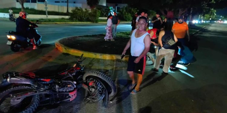 Motociclista sufre fractura tras colisión con automóvil en Villamar 1