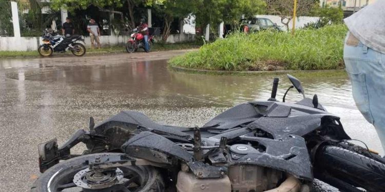 Motociclista resulta lesionado tras colisión con taxi en la avenida Flor de Mayo