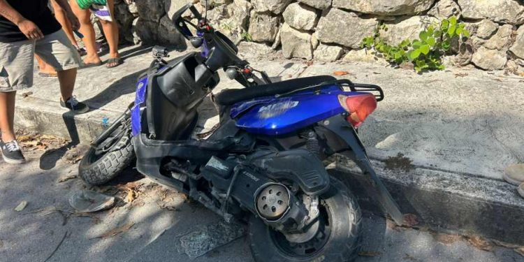 Conductor de motoneta sobrevive tras quedar atrapado en un camión en Playa del Carmen