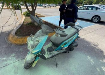 Motocicleta se incendia en estacionamiento de Plaza Las Américas