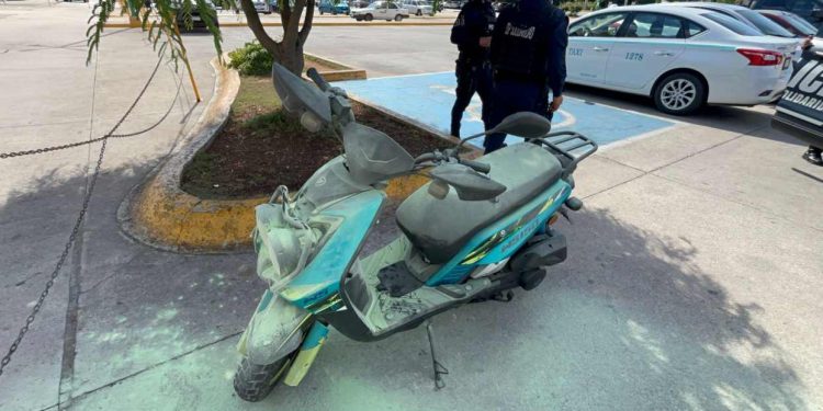 Motocicleta se incendia en estacionamiento de Plaza Las Américas
