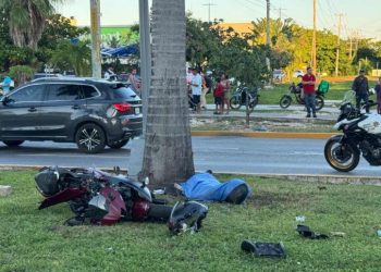 Motociclista pierde la vida tras estrellarse contra una palmera en la avenida Bonampak
