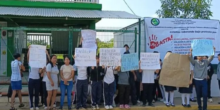 Alumnos del CECyTE 19 protestan contra nueva directora en Villa El Cielo