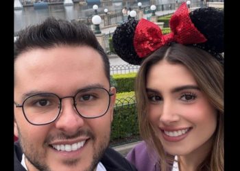 Pablo Bustamante, secretario del Bienestar de Quintana Roo, es criticado por vacacionar en Disney durante días laborales