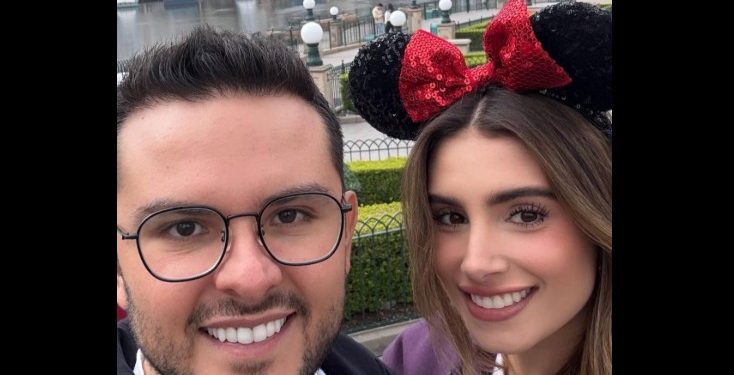 Pablo Bustamante, secretario del Bienestar de Quintana Roo, es criticado por vacacionar en Disney durante días laborales