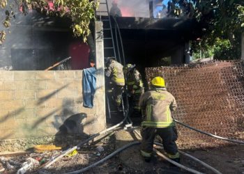 Incendio en vivienda de la colonia El Milagro moviliza a bomberos de Cancún