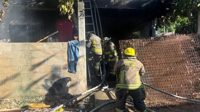 Incendio en vivienda de la colonia El Milagro moviliza a bomberos de Cancún
