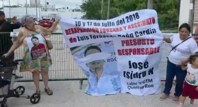 Familiares de Luis Fernando bloquean avenida Nichupté tras detención de líder sindical