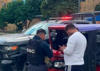 Choque en Cancún deja dos lesionados tras colisión entre vehículo particular y patrulla de la Policía de Investigación