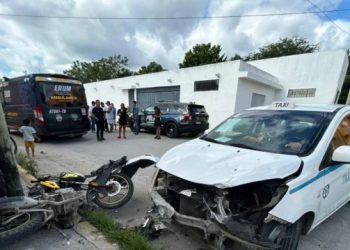 Motociclista se impacta contra un taxi y un poste en Playa del Carmen