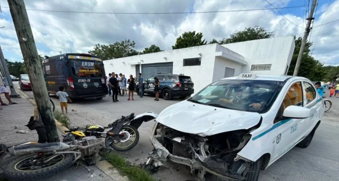 Motociclista se impacta contra un taxi y un poste en Playa del Carmen