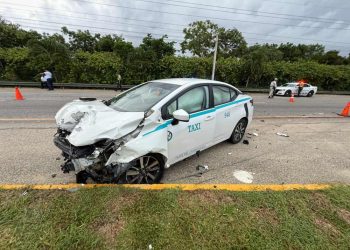 Persona resulta lesionada tras choque entre auto particular y taxi en la carretera federal 307