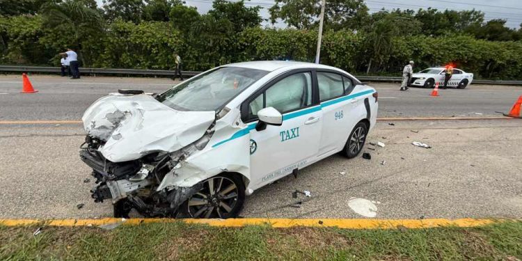 Persona resulta lesionada tras choque entre auto particular y taxi en la carretera federal 307
