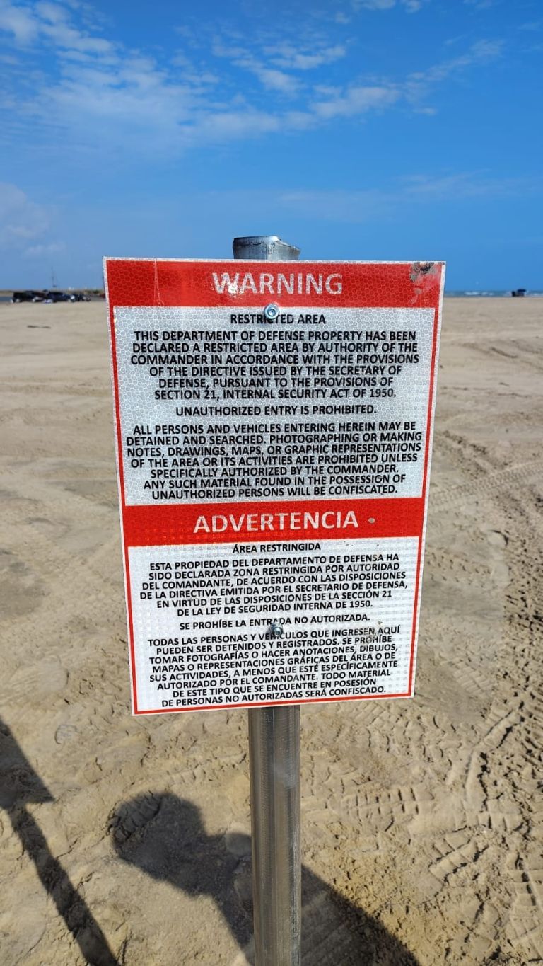 ¿Qué contenían los letreros colocados en territorio mexicano?