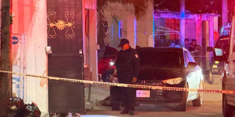 Ejecutan a mujer y lesionan gravemente a motociclista en la Región 247 de Cancún