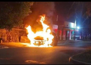 Se incendia vehículo en la colonia Proterritorio de Chetumal; unidad queda reducida a chatarra