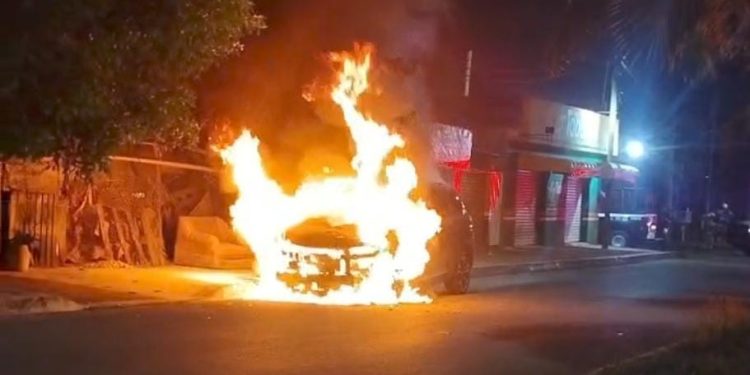 Se incendia vehículo en la colonia Proterritorio de Chetumal; unidad queda reducida a chatarra