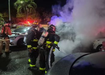 Auto se incendia en el estacionamiento de Plaza Las Américas