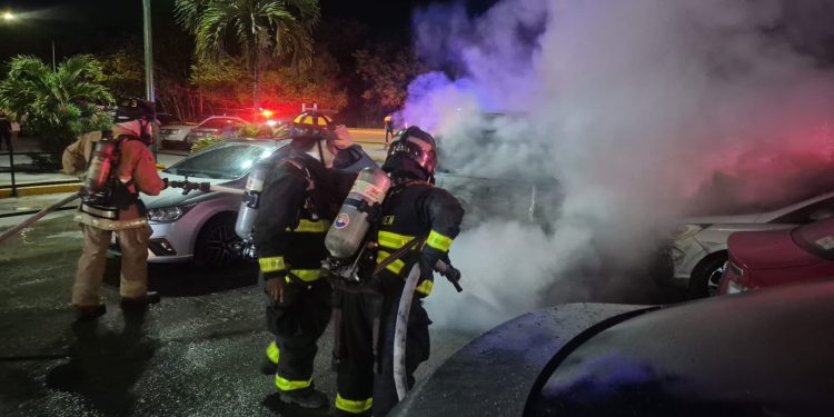 Auto se incendia en el estacionamiento de Plaza Las Américas