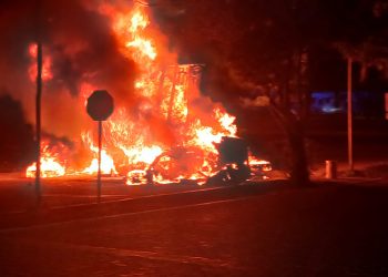 Tráiler se sale del camino y provoca incendio y apagones en la carretera Tulum–Playa del Carmen