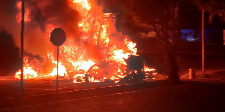 Tráiler se sale del camino y provoca incendio y apagones en la carretera Tulum–Playa del Carmen