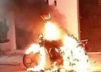 Camioneta es incendiada de manera intencional en el Centro de Chetumal