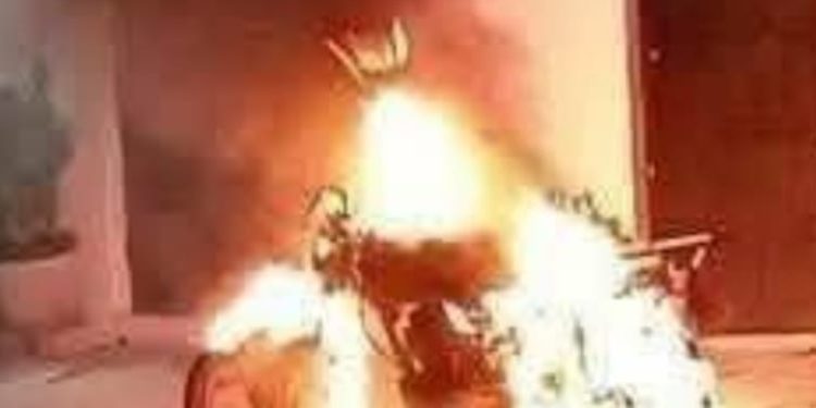 Camioneta es incendiada de manera intencional en el Centro de Chetumal