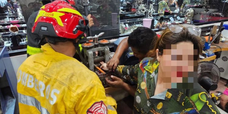 Trabajadora sufre severas lesiones en dedos tras accidente con laminador industrial en tienda de joyería