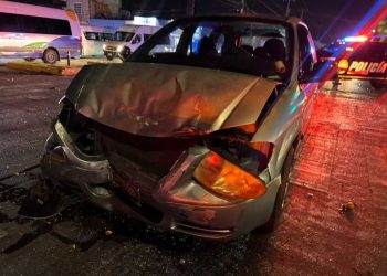Conductor huye tras provocar choque en bulevar Playa del Carmen, deja a su familia lesionada