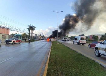 Aparatoso choque de tres vehículos deja un lesionado en el bulevar Colosio de Playa del Carmen