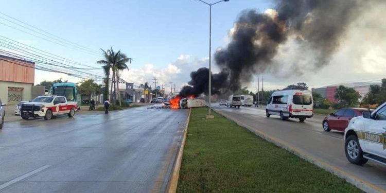 Aparatoso choque de tres vehículos deja un lesionado en el bulevar Colosio de Playa del Carmen