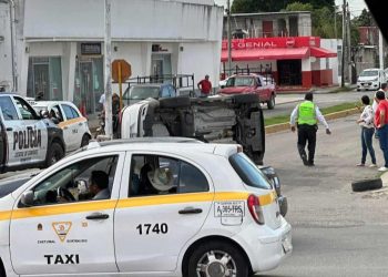 Automóvil termina volcado en Insurgentes y Palermo; no hubo lesionados