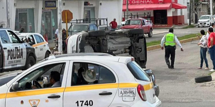 Automóvil termina volcado en Insurgentes y Palermo; no hubo lesionados