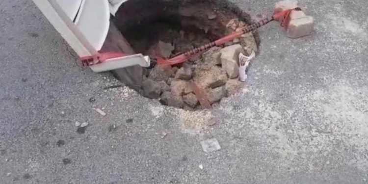 Lluvias intensas provocan socavón en la colonia Zazil-Ha, en Playa del Carmen