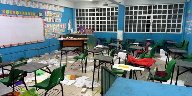 Reportan robo y daños en la escuela primaria “Luis Fernando Cervera Cortés” en Villas Otoch Paraíso