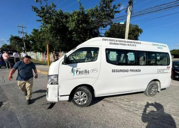 Choque entre camioneta de seguridad privada y vehículo particular genera afectaciones viales en Solidaridad